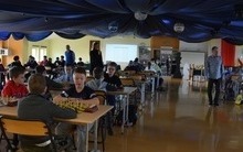 na zdjęciu widać uczni&oacute;w podczas rozgrywek szachowych z szerszej perspektywy