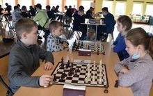 na zdjęciu widać uczni&oacute;w podczas rozgrywek szachowych