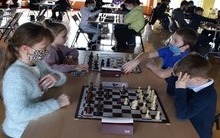 na zdjęciu widać rozgrywkę szachową uczni&oacute;w klas młodszych