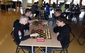 na zdjęciu widać uczni&oacute;w klas starszych podczas rozgrywek szachowych