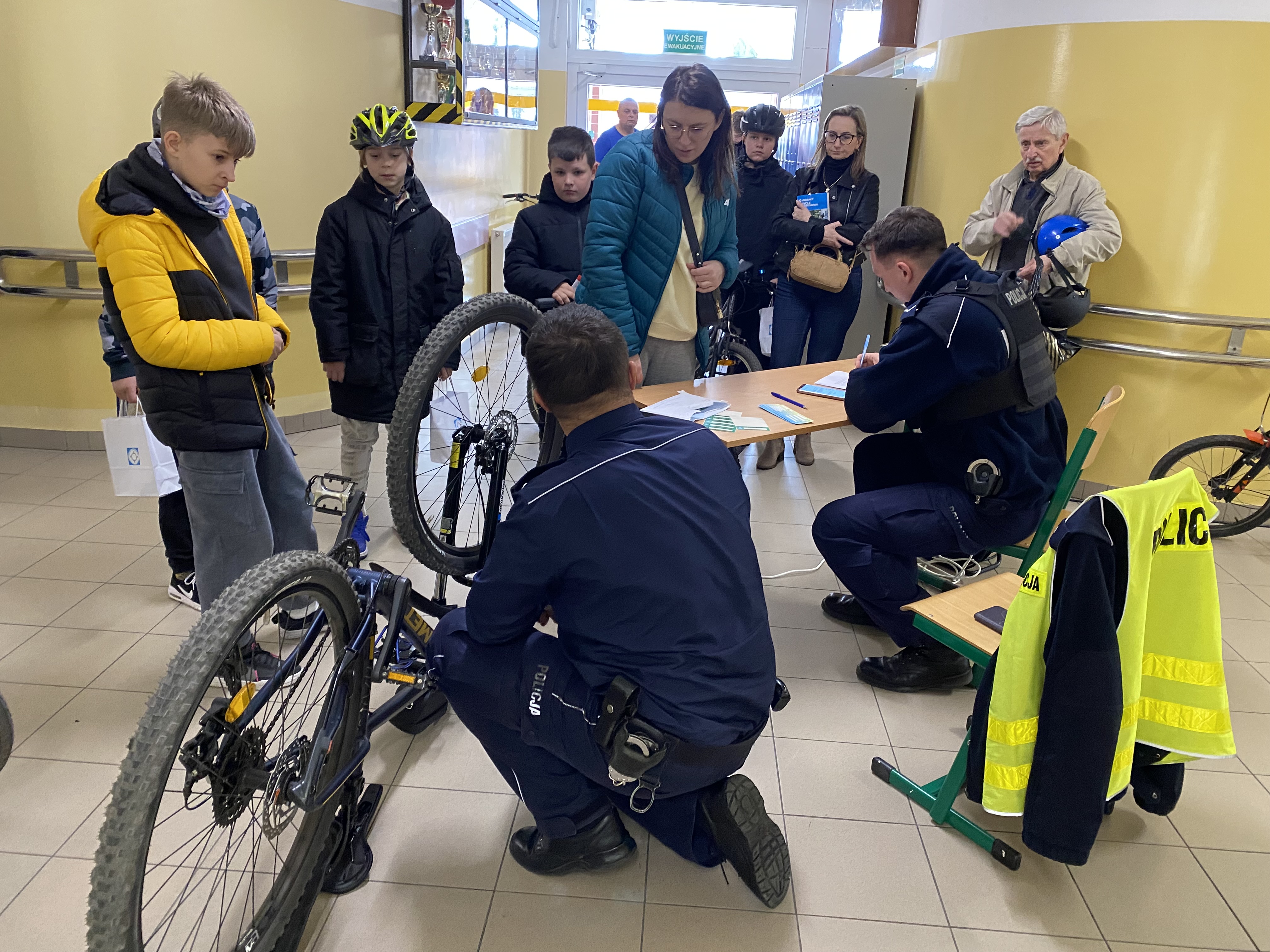 Policjanci podczas akcji rowerowej